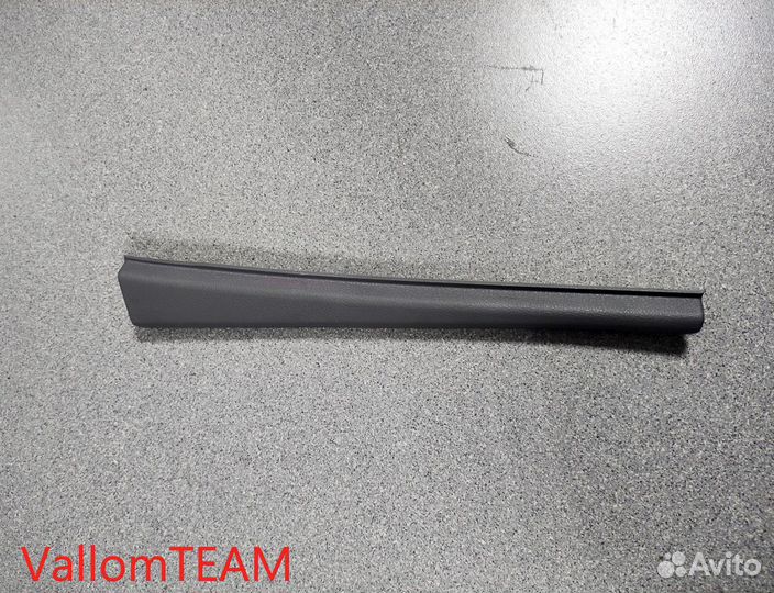 Лот Q207 обшивка стойки правая Audi Q7