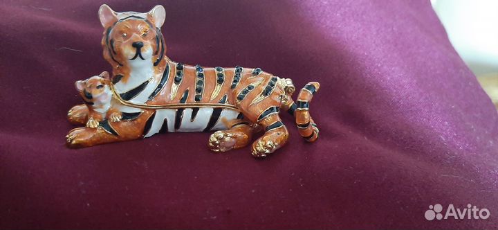 Шкатулка для украшений в виде тигра со стразами