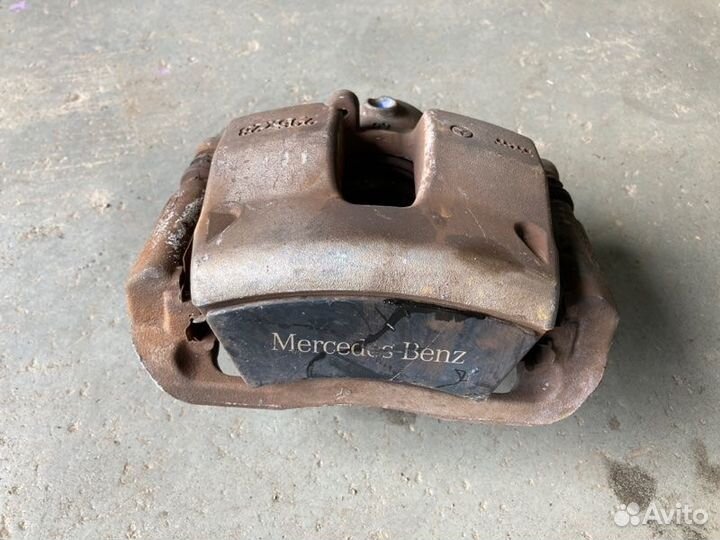 Суппорт передний правый Mercedes-Benz C-Class W204