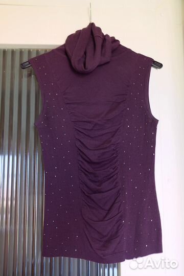 Трикотажный топ с воротником и стразами