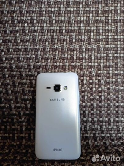 Телефон Samsung J1(2016)