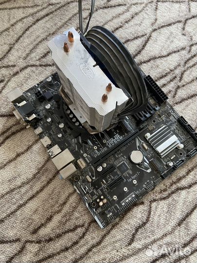 Материнская плата с процессором и кулером