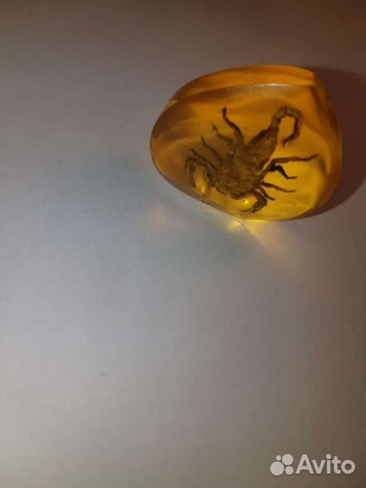 Кулон янтарь скорпион брелок подвеска
