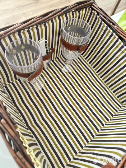 Набор для пикника в девевянной корзине кейсе