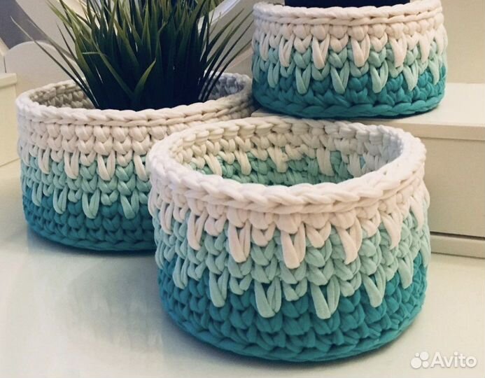 Корзина вязаная, декор