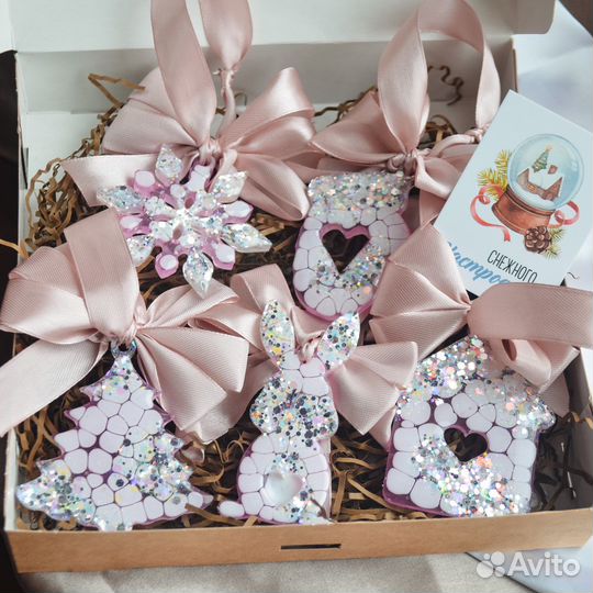 Розовые елочные игрушки из эпоксидной смолы