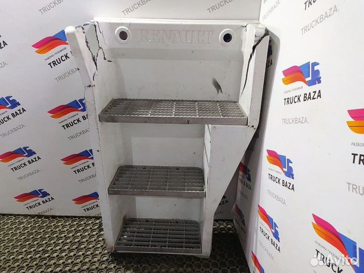 Корпус подножек правый Renault Magnum