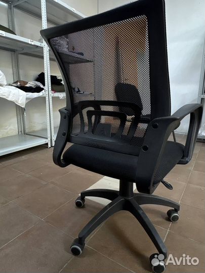 Стул офисный на колесах