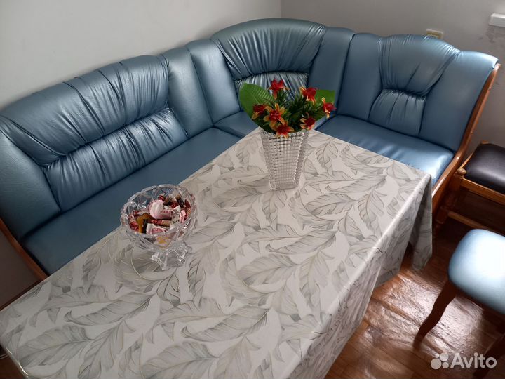 Кухня, диван угловой, стол, и две табуретки