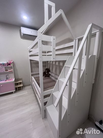 Двухярусная кровать
