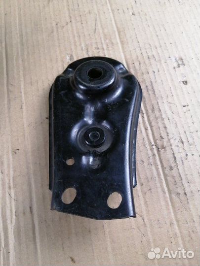 Кронштейн подрамника задний левый Mercedes-Benz