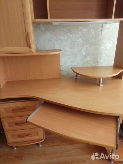 Компьютерный стол со шкафчиками