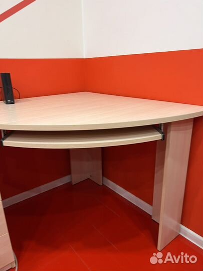Компьютерный стол угловой