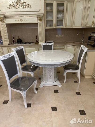 Столы и стулья