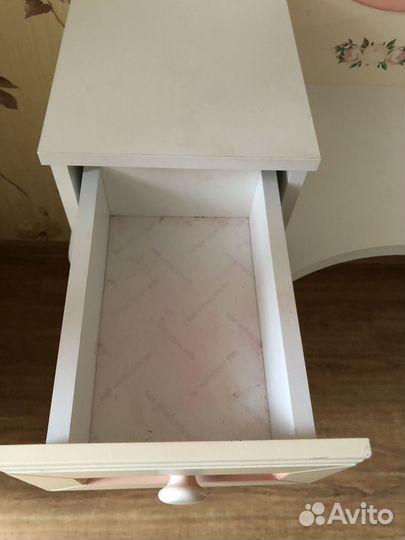 Столик для косметики