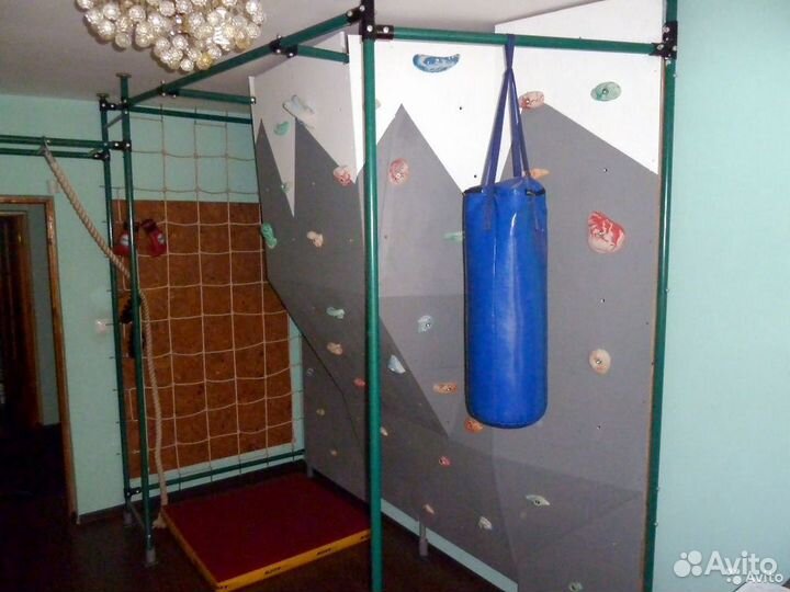 Детский спортивный уголок со скалолазным стендом