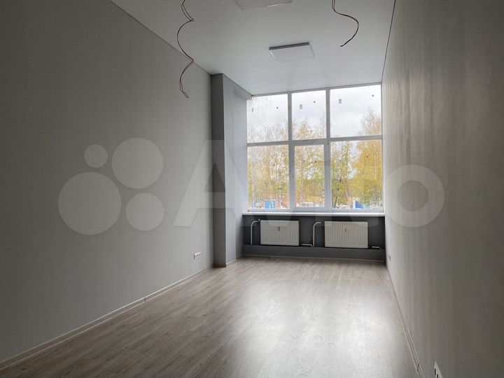 Офис с большим окном 23.6 м²