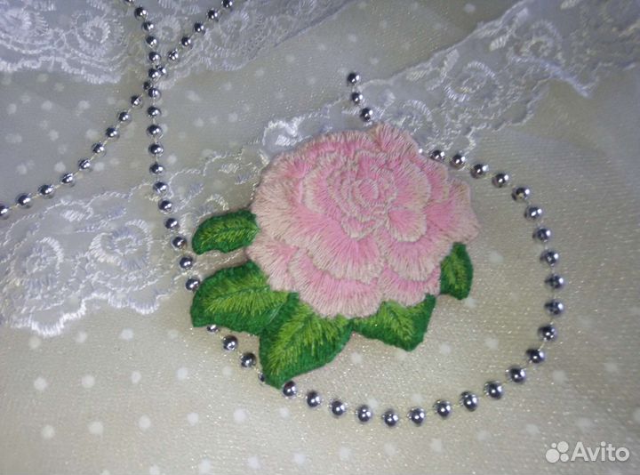 Брошка роза