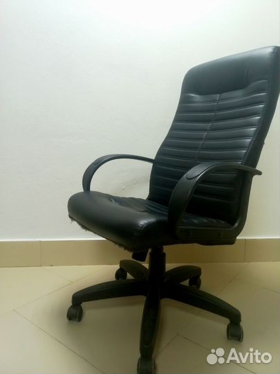 Стул офисный кожаный