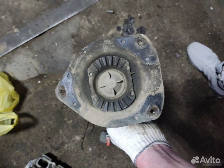 Стойка передняя правая Renault Megane 3