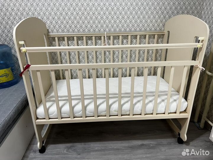 Детская кроватка с матрасом