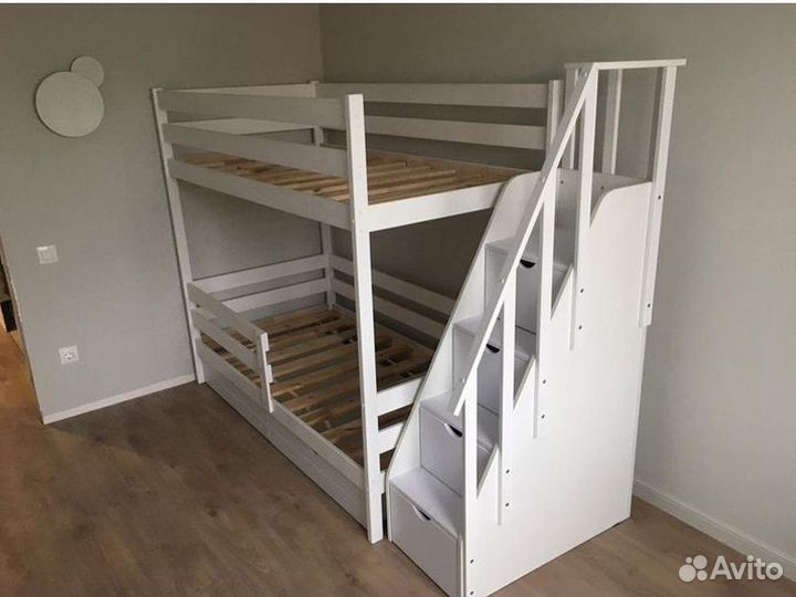 Двухъярусная детская кровать с лестницей комодом