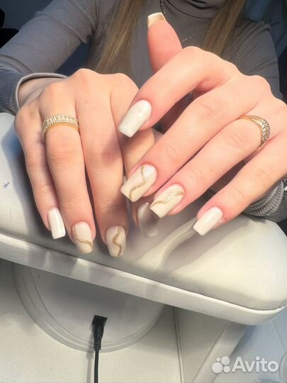 Модель на маникюр