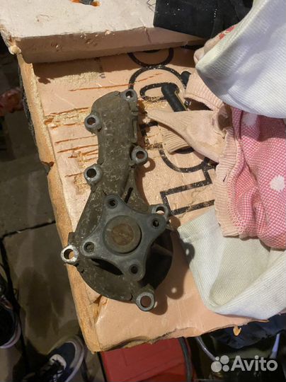 Помпа и корпус термостата с термостатом