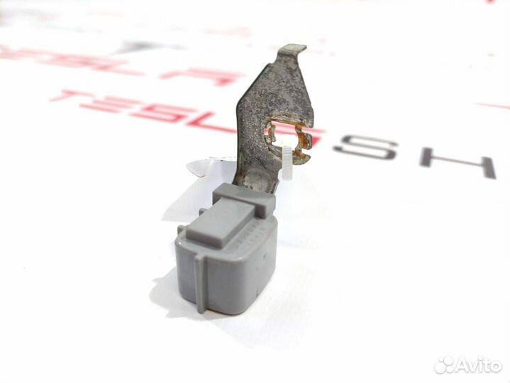 Фишка (разъем) электропроводка подкапотная Tesla