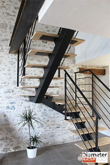 Производство стальной лестницы с поворотом