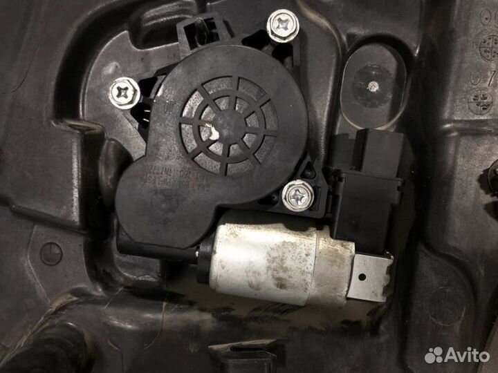 Стеклоподъемник задний правый Mazda 3 BK седан 1.6