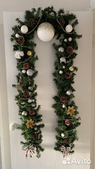 Еловая ветка гирлянда, украшенная, бело-золотая