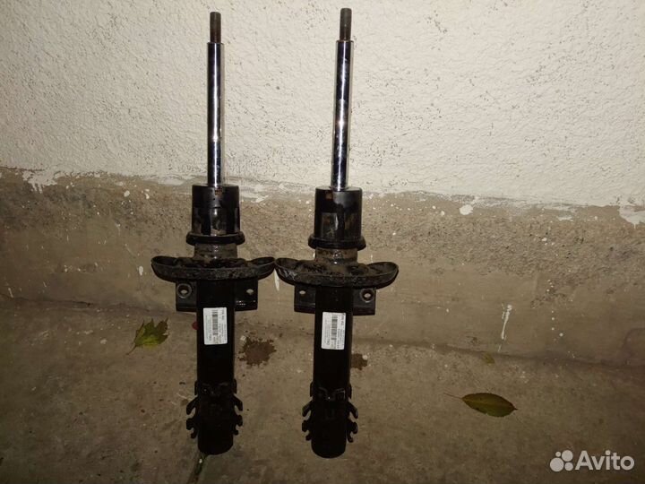 Передние стойки от volkswagen polo оригинальные