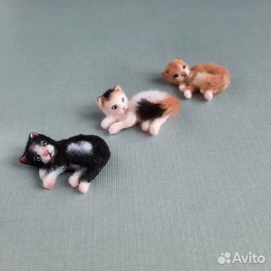 Миниатюрная игрушечная кошка