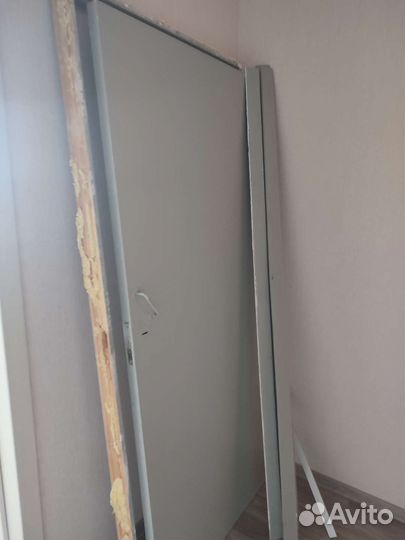 Дверь входная деревянная с коробкой