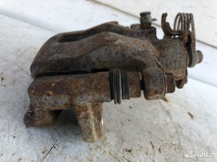 Суппорт тормозной задний левый Hyundai Solaris 1