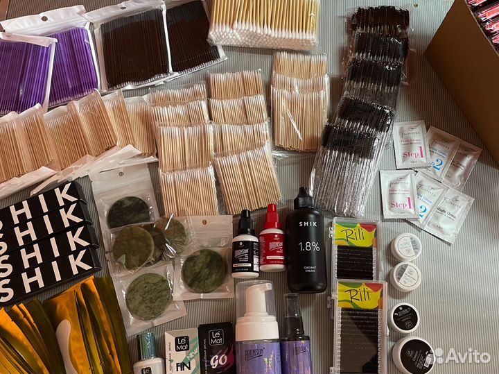 Для наращивания ресниц и окрашивания бровей