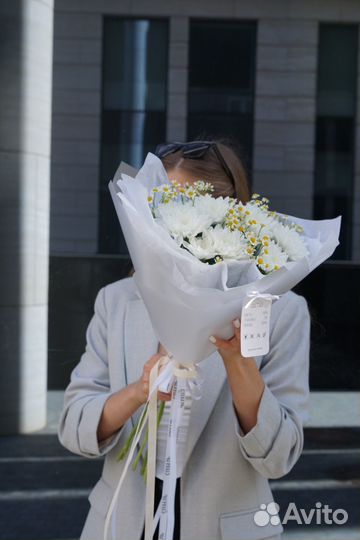 Букет из хризантем и матрикарии