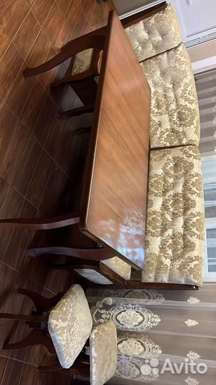 Кухонный уголок со столом и стульями