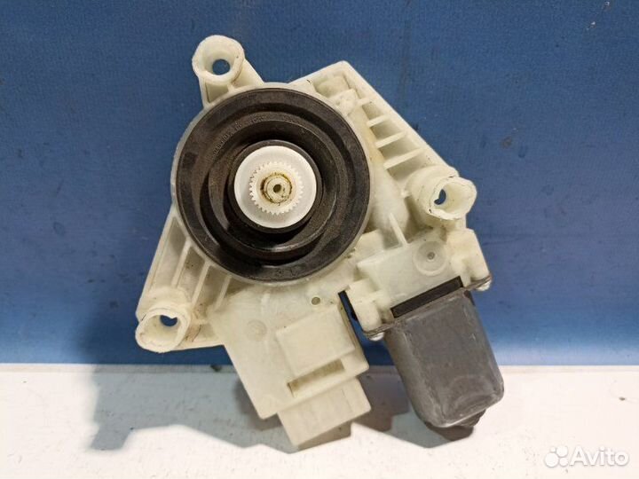 Моторчик стеклоподъемника передний правый Skoda