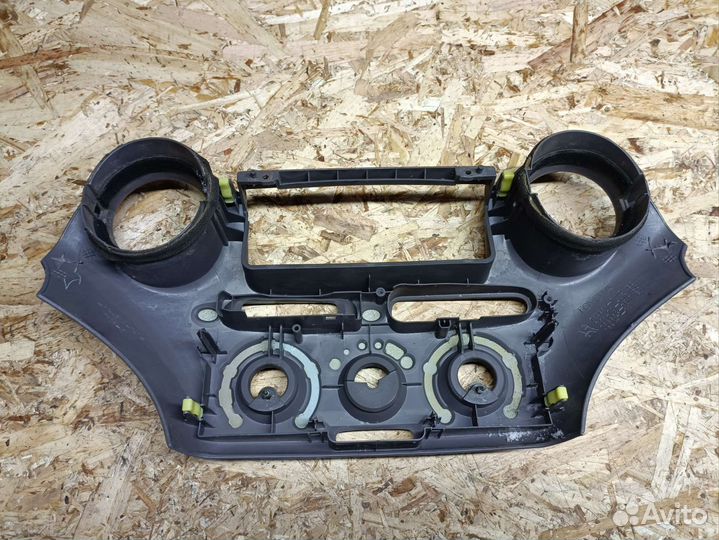 Накладка блока климата Toyota Platz SCP11 2001