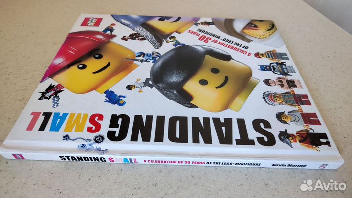 Lego minifigure книга