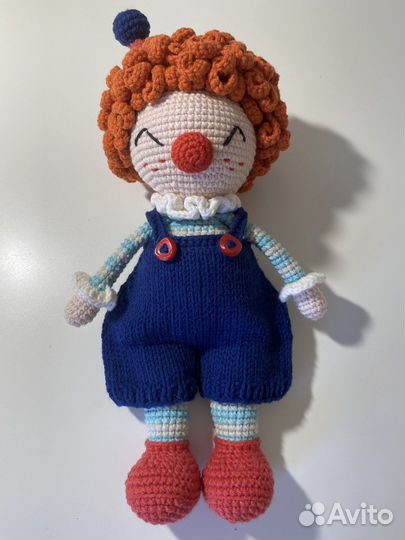 Вязаная игрушка клоун
