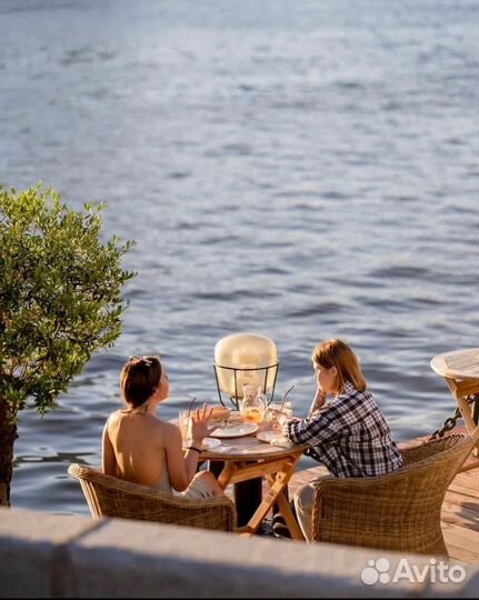 Официант в кафе Пляж