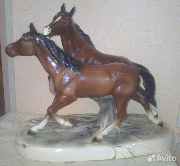 Большая статуэтка, Кони бегущие. Германия