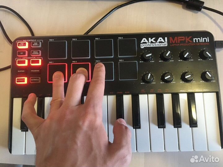 Продается Midi-клавиатура контроллер Akai MPK Mini