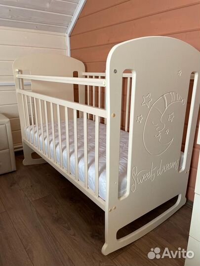 Детская кроватка с маятником