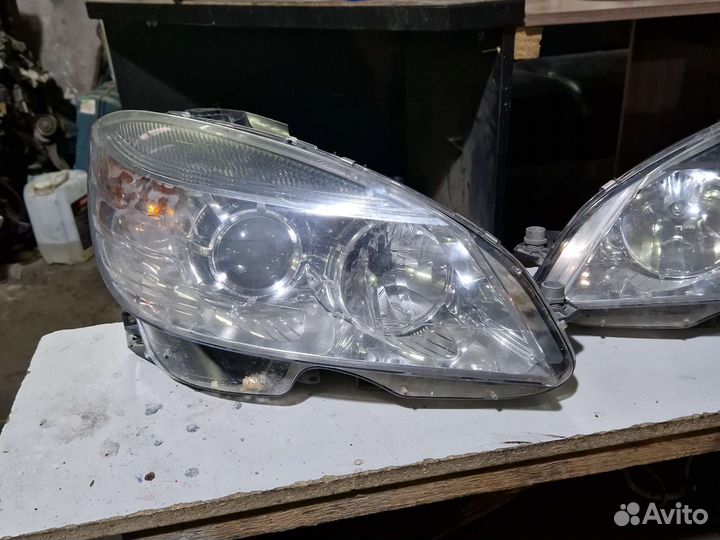 Передняя правая фара мерседес w204
