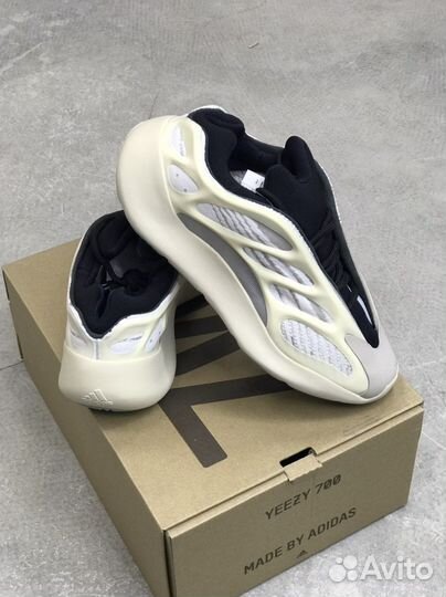 Adidas Yeezy 700