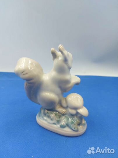 Статуэтка фарфор 